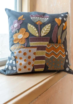 Gudrun Sjödén Bestickte Kissenhülle „Flower pots“ aus Bio-Baumwolle> Kissen|Schlafzimmer Deko